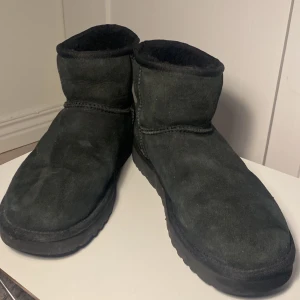 Uggs Classic mini - stl 41 - Svarta uggs classic mini i svart - använda ett fåtal gånger och är i fint skick. Stl 41. Nypris 2199 kr Självklart äkta!