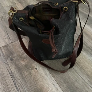 Mulberry dawnstring bucket bag - Superfin väska. Lite avskavt fram på väskan.