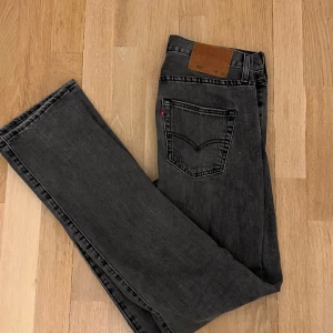 Levi’s 501 - Säljer dessa Levi’s 501 i storleken 30/34! Jag säljer eftersom dem har blivit för små för mig. Dem är i väldigt bra skick trots användningen. Tveka inte att höra av dig om du har några funderingar eller frågor!