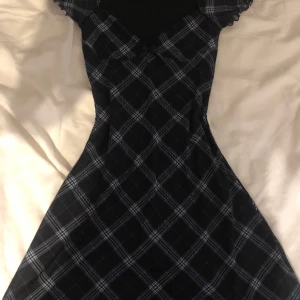 Otroligt fin Goth klänning  - Klänning från H&M fast en äldre modell, axel tyget är längre än den nyaste modellen, storlek xxs men är mycket stretchig så funkar för xxs-m