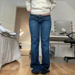 Skit snygga lågmidjade jeans passar mig som har storlek 36, går att ha nedvikta som jag har på första bilden bra skick!
