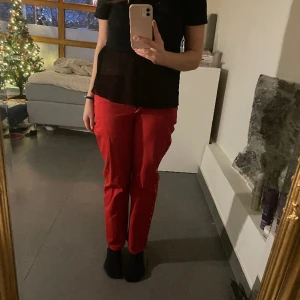 Röda jeans - Skitsnygga trendiga jeans perfekt till julen med nitar på sidan. Använt en gång. Det är storlek 40 men små i storleken så passar bra på medium.