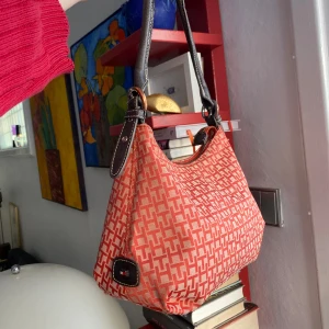 Tommy Hilfiger väska🩷 - Supersöt orange väska från Tommy Hilfiger i deras monogram!💞Dragkedjan är lite rostig och den är lite smutsig på insidan men annars är den i fint skick!!❤️‍🩹❤️‍🩹