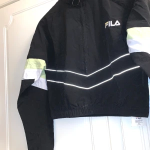 Fila vindjacka, size 32 - ny m. tags! - Fila vindjacka/skaljacka/windrunner i storlek XXS, ny med prislapparna kvar. Jag kan iallafall tvätta den åt dig innan leverans, om du vill. Finns att hämta i Tallkrogen, Enskede. Annars kan jag posta, du står för frakten :) mvh Maria 