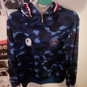 Psg bape hoodie (dragkedja upp till huvet) - Jätte bra skick använd bara 1-2 ggr 
