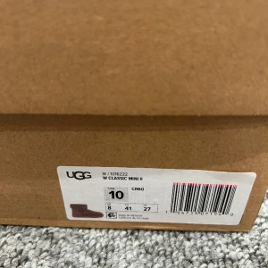 Ugg vinterskor  - Storlek:41  •Aldrig använda endast provade  •Säljer för jag köpte fel storlek  •kom privat för fler bilder  •kan eventuellt gå ner i pris   •äktenhets bevis medföljer  