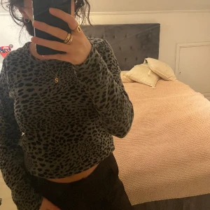 Tröja - Super snygg tröja i storlek M säljs på grund av att den inte kommer till användning. Vet tyvärr inte vart den kommer ifrån. Använt ett fåtal gånger 