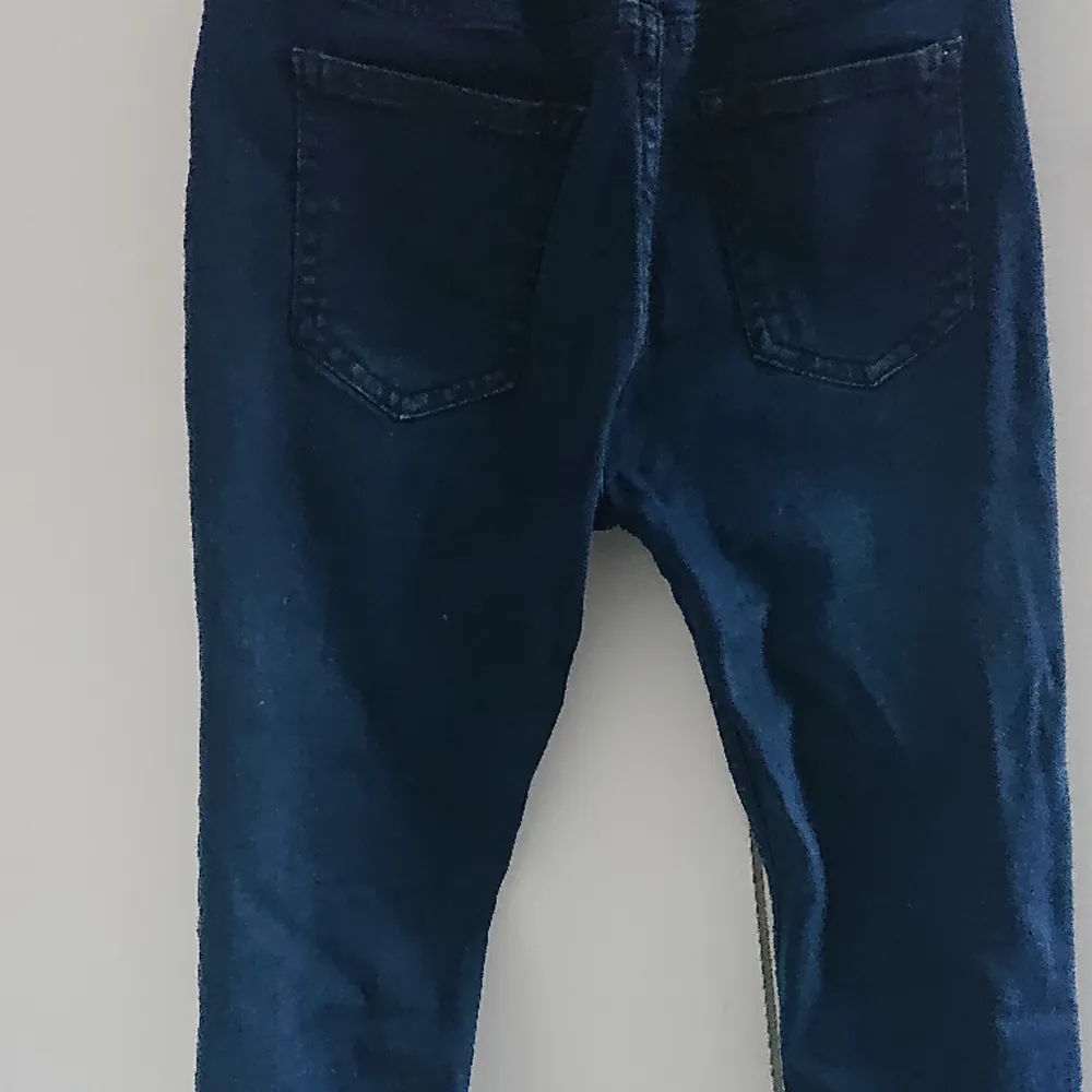 This item has been used for 2 to 3 times. It is like brand new. If you wanna buy it then we can nagotiate the price. It is for age 10-11.. Jeans & Byxor.