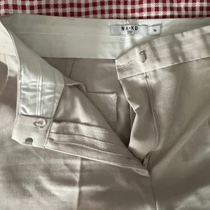 Kostymbyxor  - Kostymbyxor från Na-kd, så snygga men kommer tyvärr aldrig till användning längre🤎