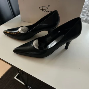 Pumps - Nya pumps från Rizzo st 36 250kr