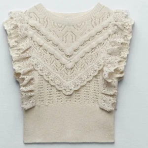 stickad zara topp - Säljer denna superfina stickade zara toppen då den inte riktigt satt som jag tänkte mig, knappast använd o superfint skick!