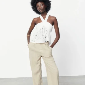 Zara topp - Vit zara topp. Använd få tal gånger så i väldigt fint skick. Storlek L. Säljer för 120kr +frakt 