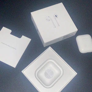 Airpods  - Säljer aipods, har köpt pro’s så använder inte dem. Boxen ingår, Inge fel alls bara lite repor på själva lådan till airpodsen som man ser på sista bilden. Man får även med ett skal som jag kan skicka bild på om ni skriver.