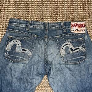 Säljer dessa evisu jeans pga att de är för korta för mig. Skriv om du har några frågor eller vill se hur de ser ut på💓😊 Skriv gärna innan du köper!:)
