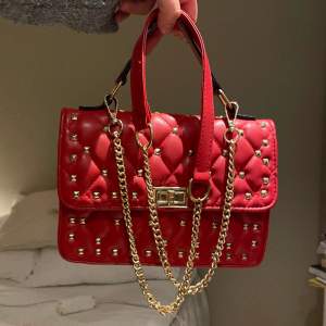 Säljer denna röda som liknar en valentino väska, den är lik Rockstud Spike Leather Handbagage. Pris är diskuterbart❣️❣️❣️