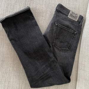 Fina jeans från replay !  De är använda ett fåtal gånger men det finns inga tecken på att jeansen är slitna. Skick 9/10