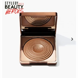 CAIA Glow bronzer - Säljer denna CAIA Glow bronzern eftersom jag råkat köpa den i fel färg. Den är i färgen Gold Coast och är helt ny och oanvänd. Skriv för fler bilder 💞.