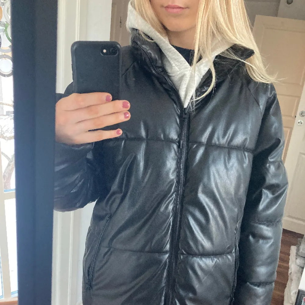 ⭐️Svart jacka i läderimitation från Bershka   ⭐️I storlek S men oversized fit   ⭐️Använd ett fåtal gånger och skicket är som nytt. Jackor.