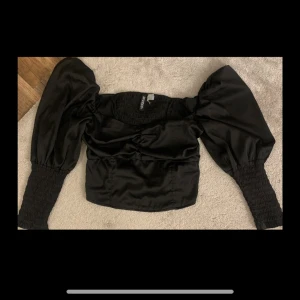 Top, stl 38 - Svart topp (satin) Fint skick, stl 38