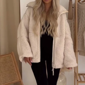 Teddyjacka h&m - Använd få gånger. Storlek S. Superfin, säljer då jag har många Teddy jackor i vit färg.  Slutsåld, nypris 549. Spårbar frakt 118kr 