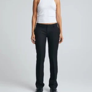 Kostymbyxor  - Säljer dessa lågmidjade Kostymbyxor från bikbok. Säljer då dom är lite korta för mig är i väldigt bra skick.💞