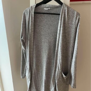 Kofta  - Grå kofta, inte använd många gånger. Lång modell. 