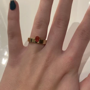 Ioaku ring - Super söt gullig ring från Ioaku med rosa kristall. Helt oanvänd och endast använd vid tagning av bilderna. 