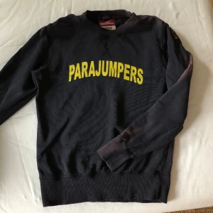 Parajumper hoodie - Hej! Säljer nu denna parajumper tjocktröjan då jag inte använder den. Den är i storlek M. Tröjan har bleknings fläckar över ryggen så därför säljs den billigt, bortsett från det så är det inga fel på den.