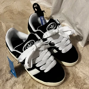Adidas campus 00s - Detta är en INTRESSEKOLL på mina adidas campus 00s som är helt nya, använda ett få tal gånger. De är små i storleken, jag har storlek 38 och de va för små. Man får med ett par svarta skosnören till.💞