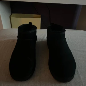 UGG boots - Säljer nu mina uggs pågrund av att de inte passar min bror som de var menade att gå till. Helt nya och använda endast 1 gång. Mycket fint skick. Passar både tjejer och killar. 