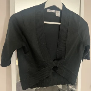 Svart bolero/kofta  - Svart supersnygg bolero/kofta! Skriv vid frågor eller om du är intresserad🤍