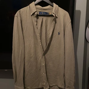 2 styck Ralph lauren skjortor i storlek L - 2 st Ralph lauren skjortor i storlek L. Båda köpa för 850kr annars 450kr styck