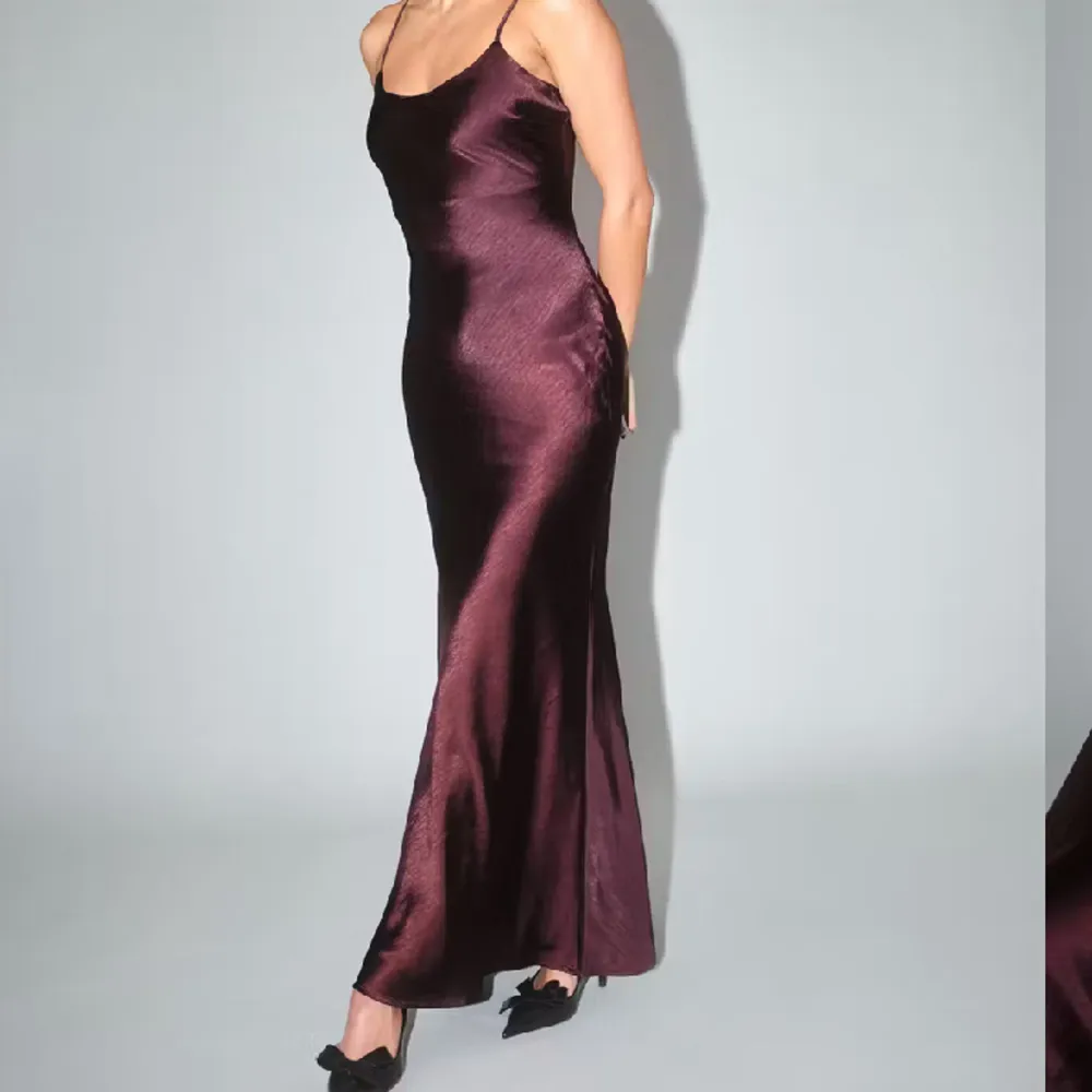 Säljer min jättefina mörkröda klänning i satin från Gina tricot, endast använd en gång , perfekt till jul eller nyår ❤️💕. Klänningar.