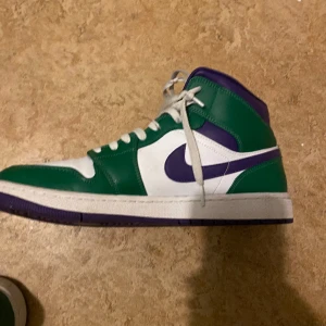 Jordan 1 mid - Säljer dessa Jordan 1 då ja inte andvänder dem längre. De har andvänds två gånger men ser helt nya ut.