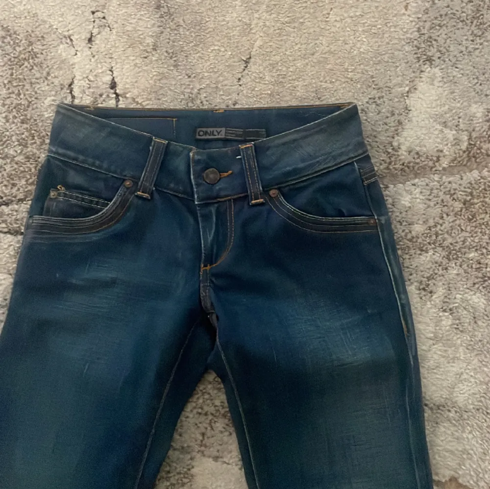 ett par jätte lågmidjade jeans från olnly som är köpta för 599  W25 L32. pris kan diskuteras via snabb affär!. Jeans & Byxor.