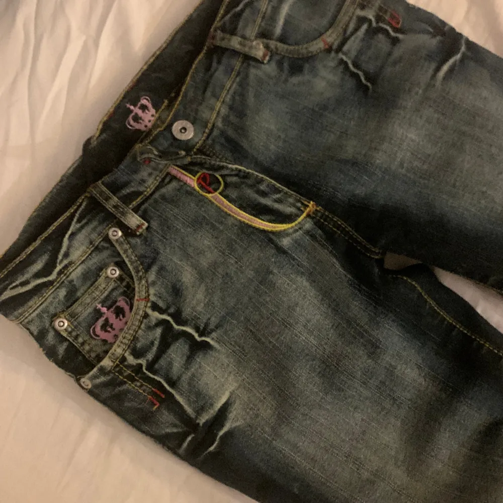 Säljer mina jätte coola jeans, säljer pågrund av det inte är min stil längre🩷. Jeans & Byxor.