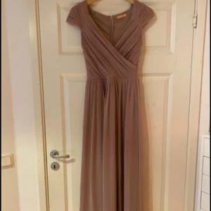 Klänning  - Säljer min klänning som är använd 2 gånger 🤍 Kan skicka bättre bilder på den om så önskas 🤍