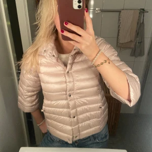 Herno liknande jacka - Så snygg trekvartsärmad herno liknande jacka!! 💕 den är mer beige i verkligheten än på bilden!