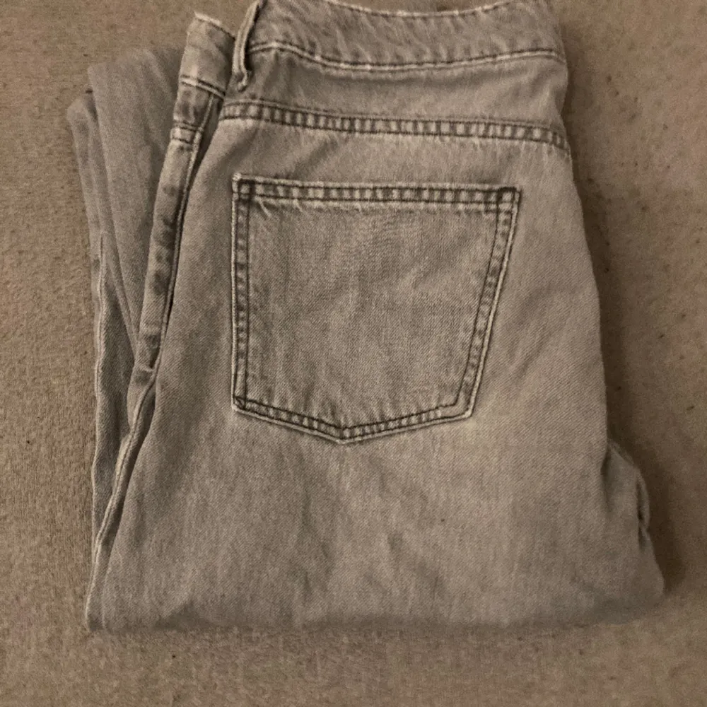 Säljer mina fina jeans byxor nu för att dom är för stora. Köpte dom i våras har använt några gånger. Lite slitna längst ner pga att jag har fått på dom. Men annars är dom jättebra och jättefina. . Jeans & Byxor.