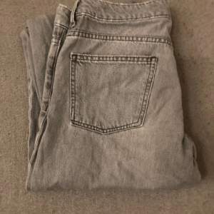 Säljer mina fina jeans byxor nu för att dom är för stora. Köpte dom i våras har använt några gånger. Lite slitna längst ner pga att jag har fått på dom. Men annars är dom jättebra och jättefina. 