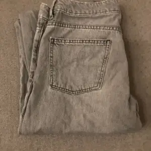 Säljer mina fina jeans byxor nu för att dom är för stora. Köpte dom i våras har använt några gånger. Lite slitna längst ner pga att jag har fått på dom. Men annars är dom jättebra och jättefina. 
