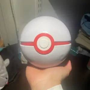 En supersnygg metall retro Pokémonboll - Modell, PrimeBall!. Det röda är i plast. Enbart använt som dekoration, man kan se defekterna på bilden! Bra för förvaring eller dekoration! Frågor? Kom DM! ✨🦋