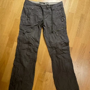 Bruna cargos - De perfekta cargos som e för små för mig😭 super fin brun färg (finns fler bilder i en annan annons på min sida) MÅTT: 37 cm midja tvärs över  78 cm innerbenslängd