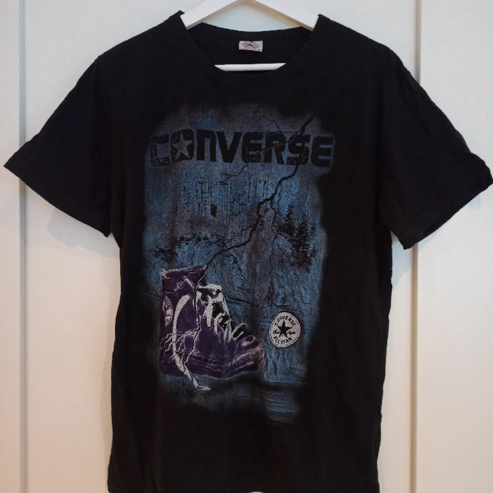 Super cool t-shirt av märket converse.  Använd många gånger men den är i väldigt fint skick då den inte har några defekter🌟 Snygg att ha på olika sätt då den även ser bra ut oversized.  Storlek M Se gärna mina andra liknande annonser! . T-shirts.