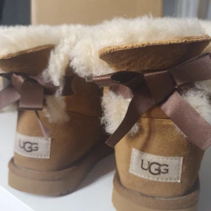 UGG Australia originala i strl 33,5 Innermått 21cm  - Mycket fint skick Sparsamt använda av ett barn I några månader Djur-och rökfritt hem Tveka inte att höra av dig vid några detaljfrågor 