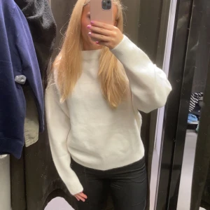 trendig stickad tröja - Säljer min fina stickade tröja från Zara❣️Så fin och passar till typ allt❣️Säljer för 290kr+frakt