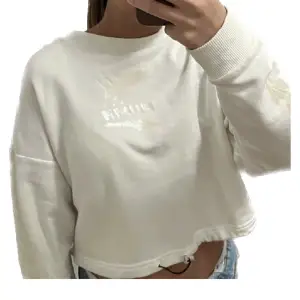 vit sweatshirt med holografiskt liknande puma tryck på både bröst och ärmar! går att spänna åt vid midjan (se bild 2 hur det ser ut!)   !!Frakt tillkommer!!