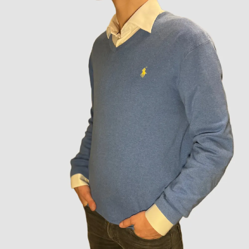 Riktigt snygg Blå Ralph Lauren tröja i storlek M,   10/10 nyskick  Vid fler frågor & fundering skicka ett meddelande! Nyskick. Hoodies.