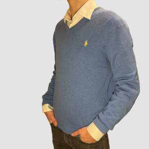 Riktigt snygg Blå Ralph Lauren tröja i storlek M,   10/10 nyskick  Vid fler frågor & fundering skicka ett meddelande! Nyskick