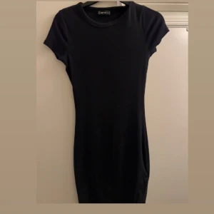 Svart klänning - Super fin t-shirt klänning ifrån newyorker. Använd ca 4 gånger. I strl S